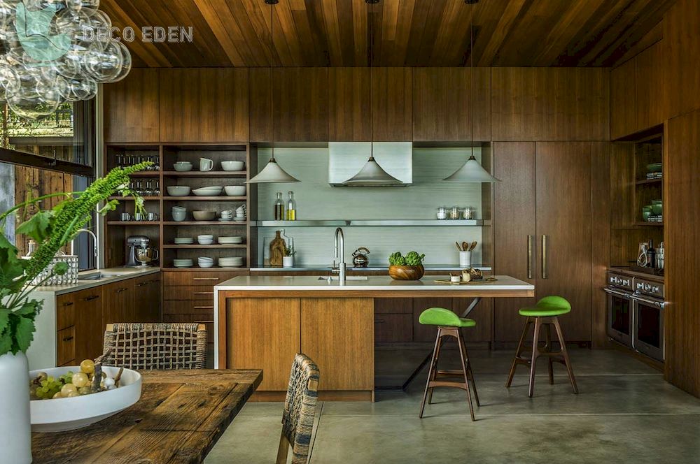 Cocina de madera oscura con detalles en verde