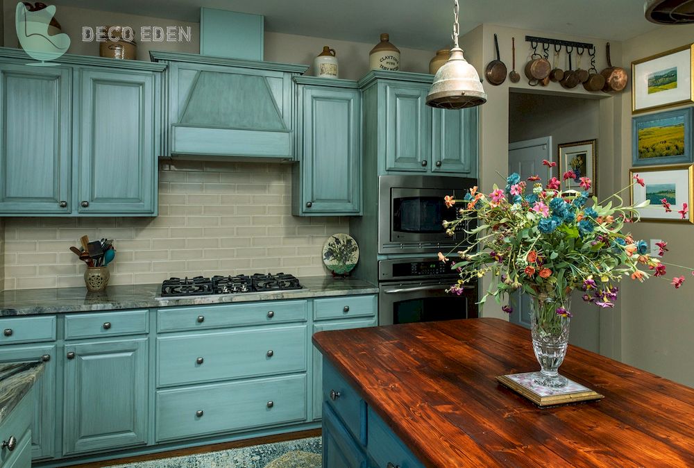 Cocina pequeña con gabinetes azul cielo