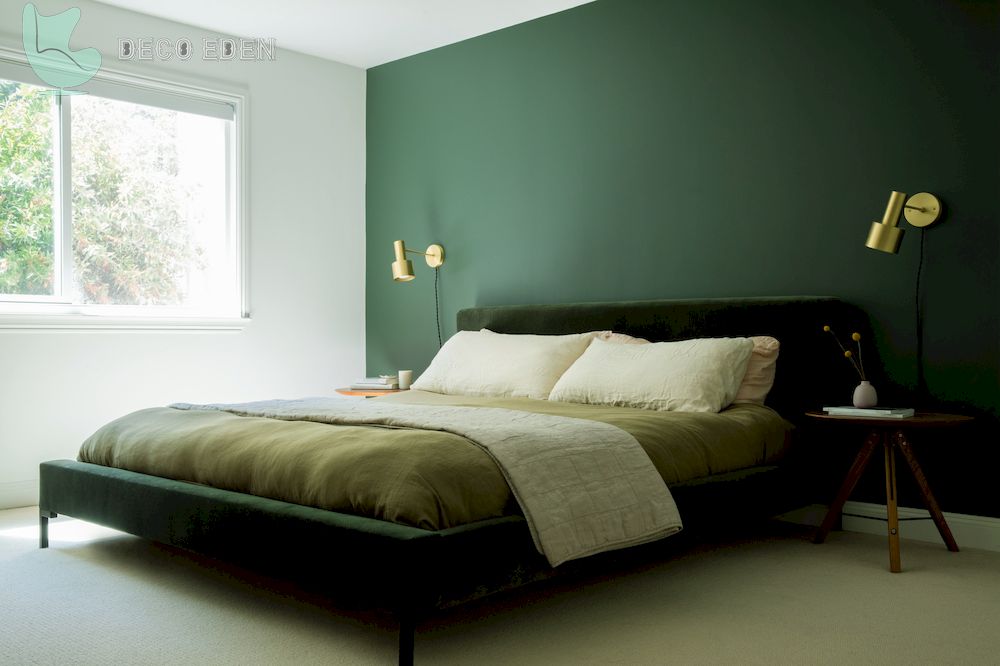 Dormitorio con una pared verde