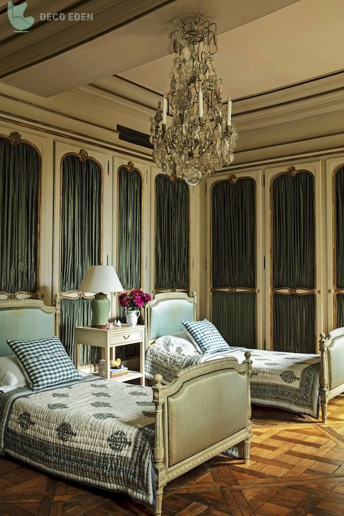 Dormitorio con araña de cristal de estilo clásico