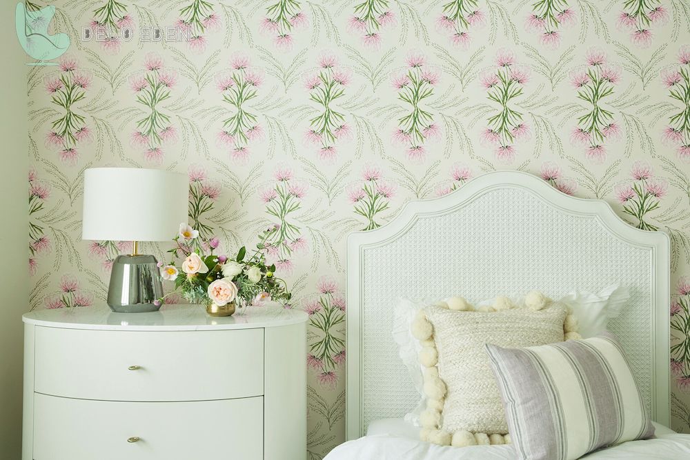 Dormitorio con papel pintado floral y motivos