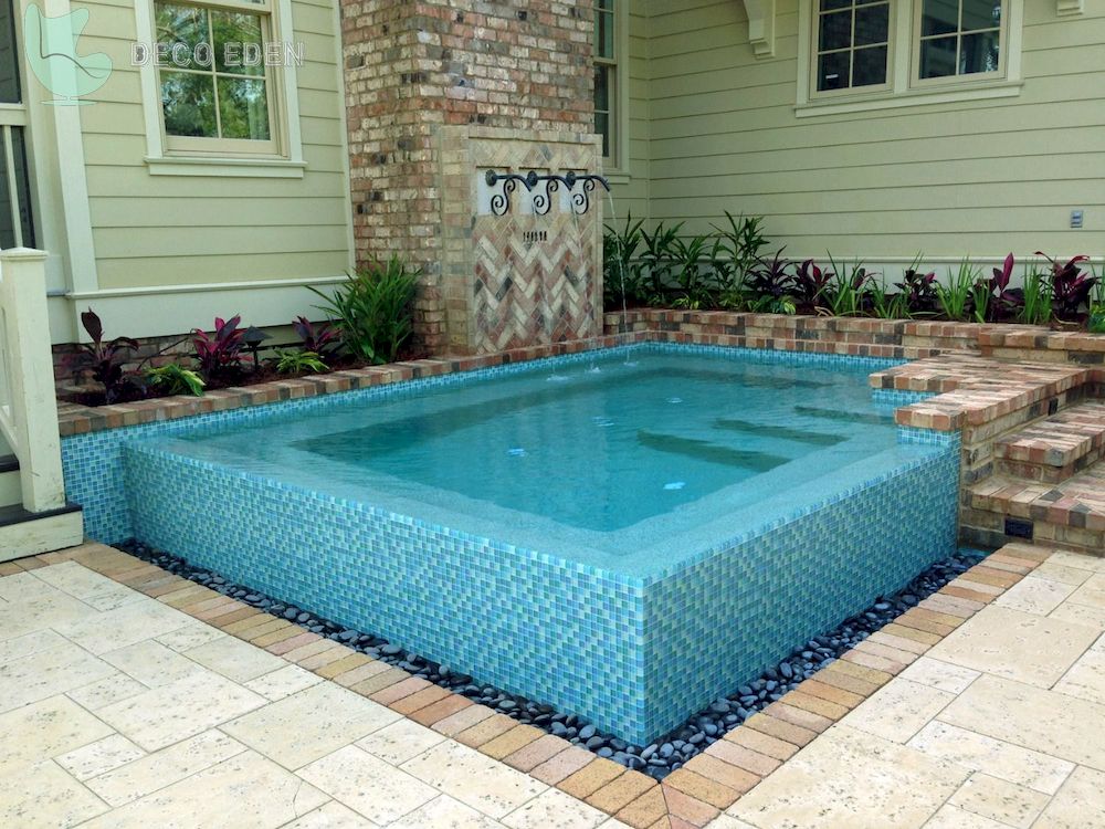 Piscina azul con azulejos marrones