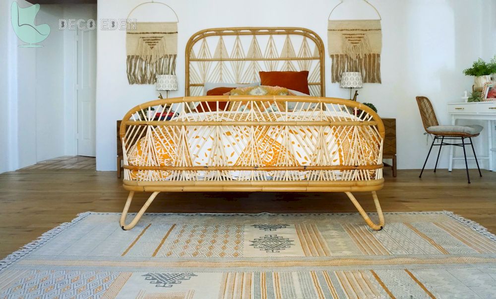 Dormitorio boho con estructura de cama de bambú