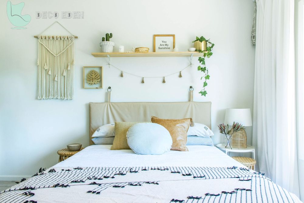 Dormitorio boho con un estante encima de la cama