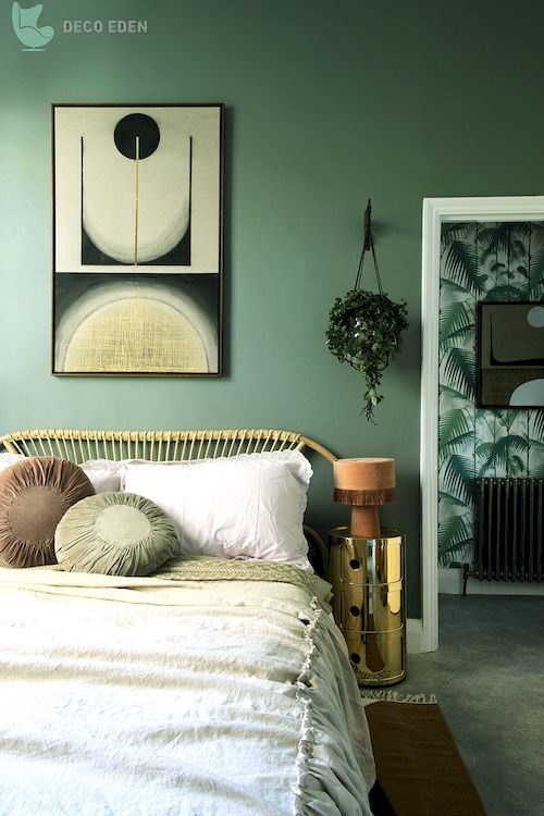 Dormitorio boho con paredes verdes