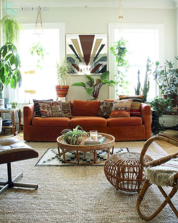 Sala de estar boho con varias plantas de interior.