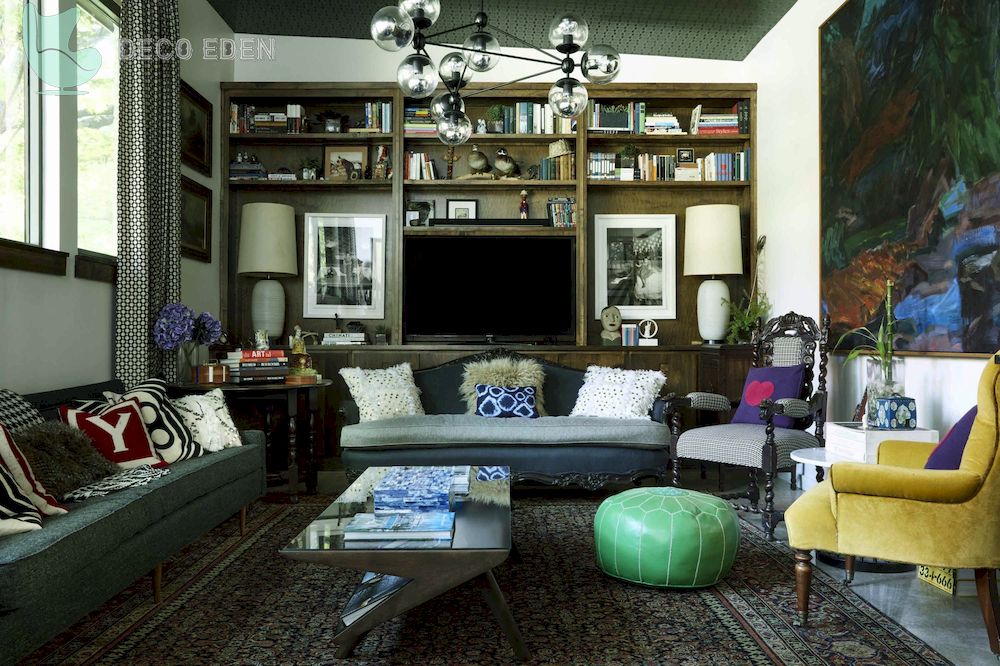 Habitación boho con muchos elementos decorativos.