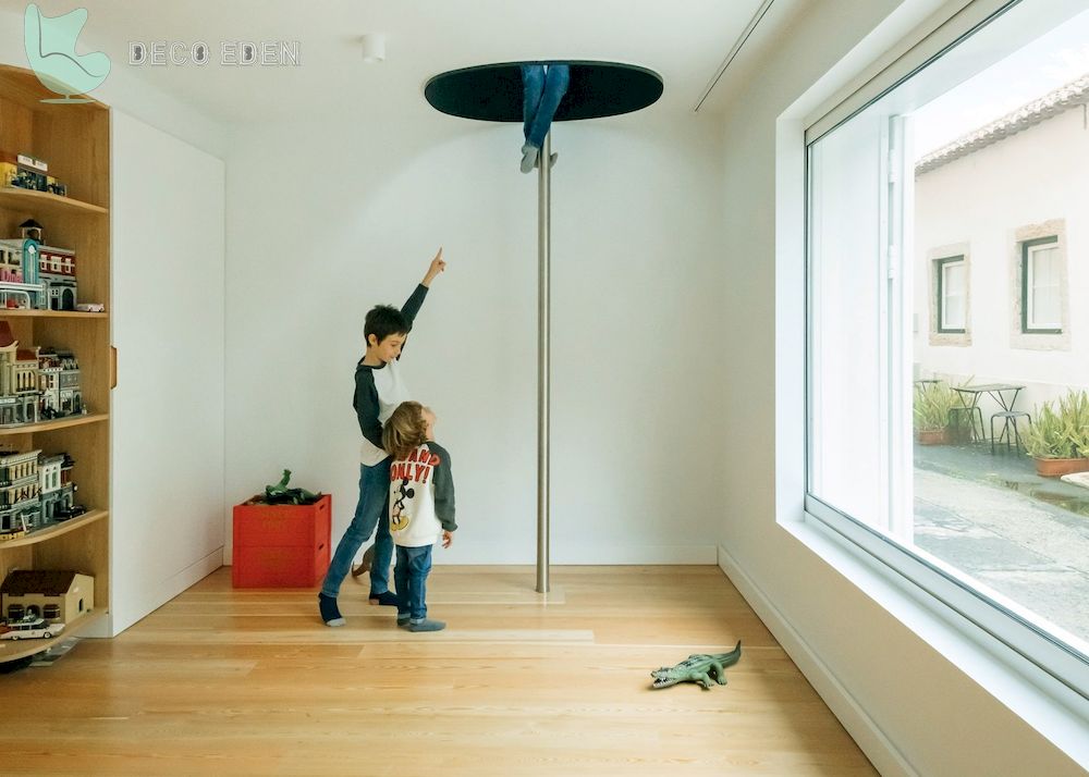 Dormitorio de niños con poste de bombero