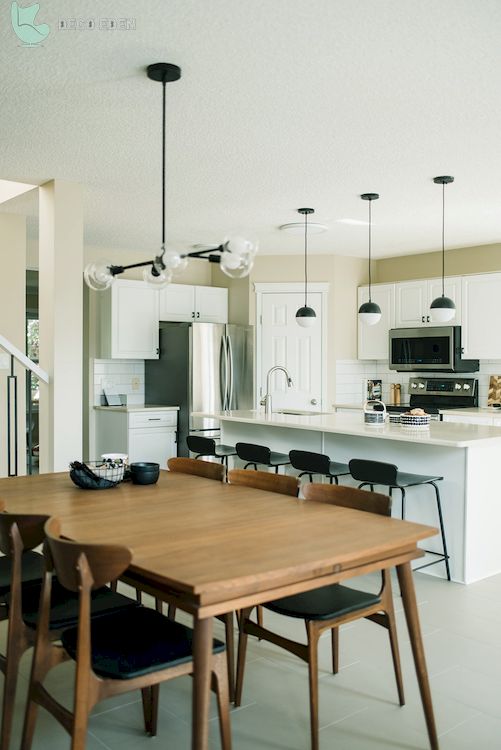 Ideas de cocina Japandi en blanco brillante con una gran mesa de madera