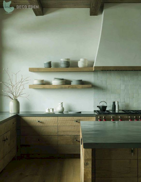 Cocina sin gabinetes con estantes de pared flotantes