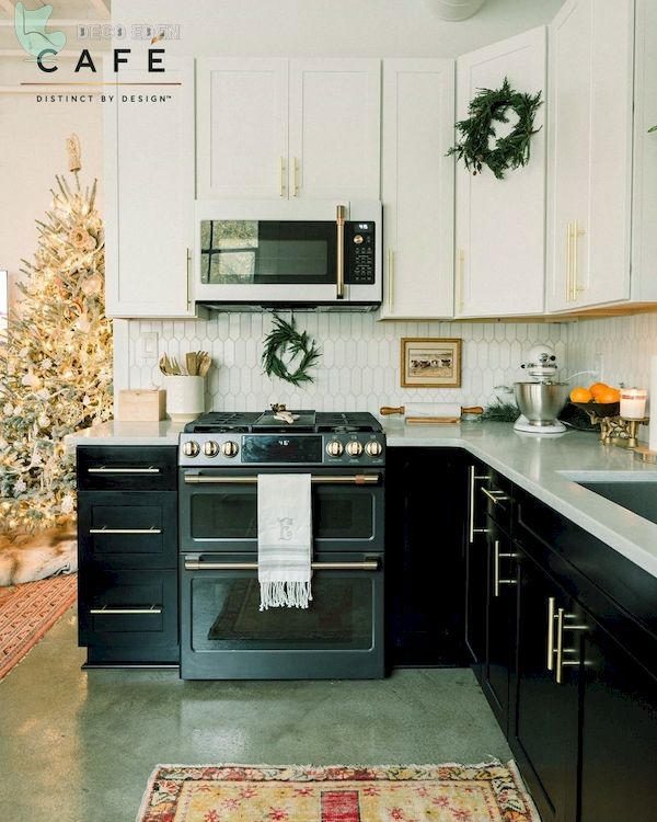 Corona de Navidad colgada en un armario de cocina