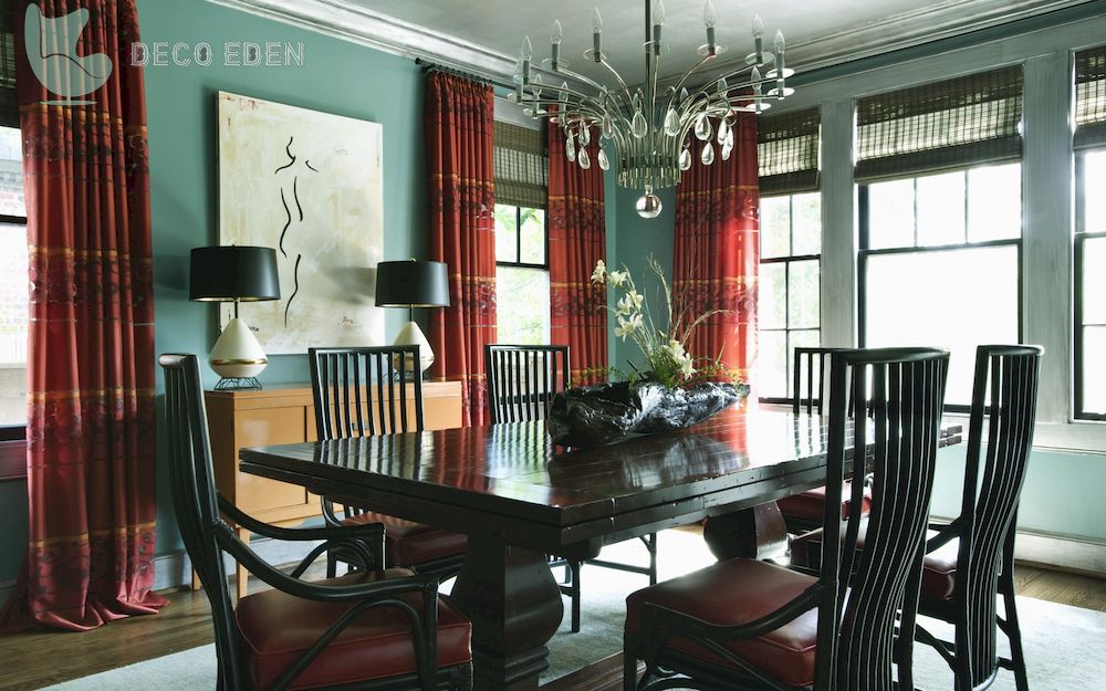 Decoración en madera oscura y roja en la habitación