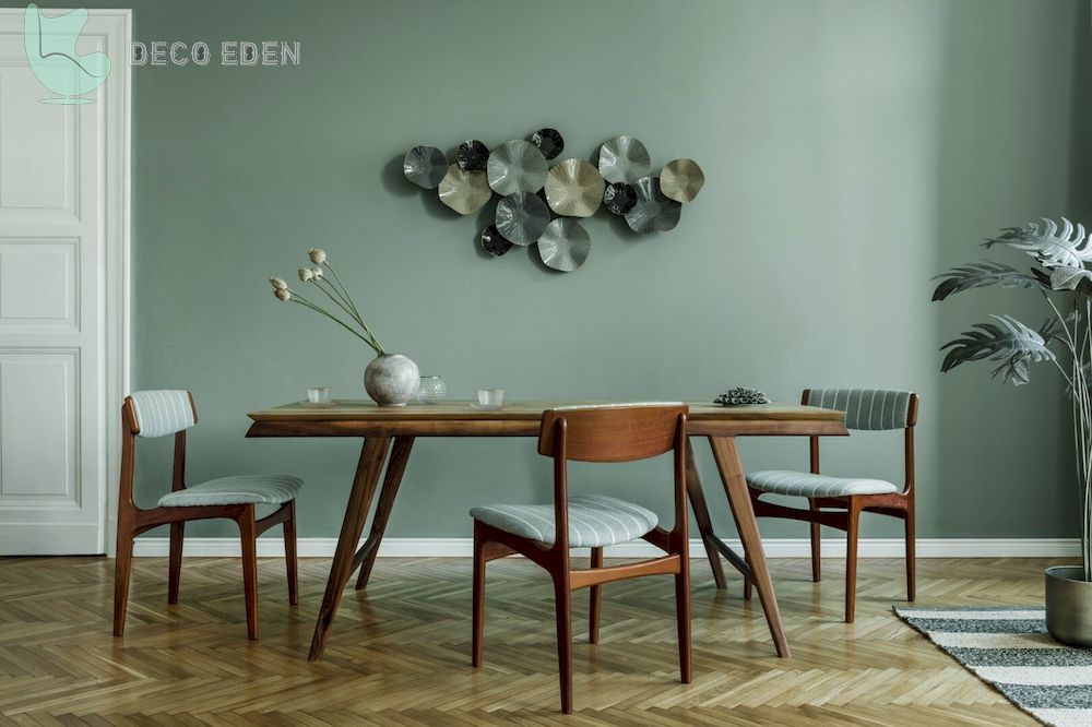 Comedor interior con mesa de madera