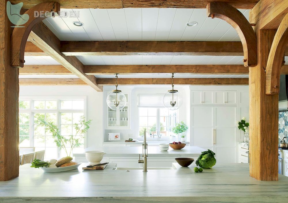 Cocina de estilo rural francés con encimeras y armarios blancos