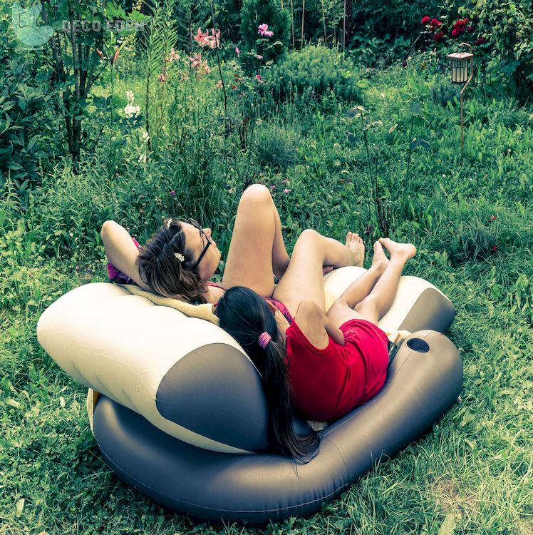 silla inflable en el jardín