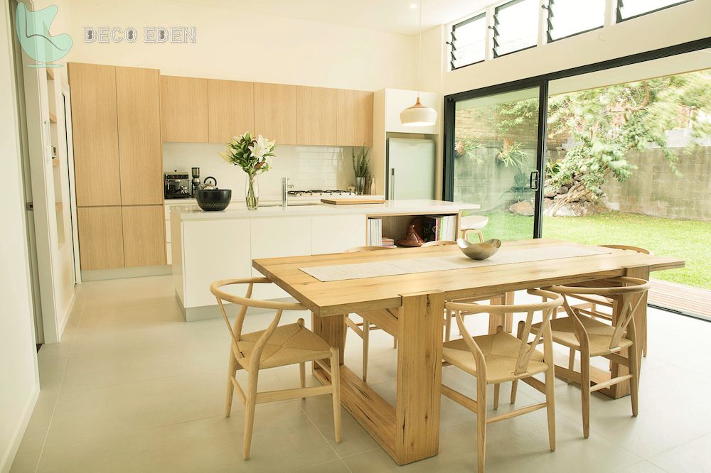 Cocina Japandi con alacenas y mesa de madera natural