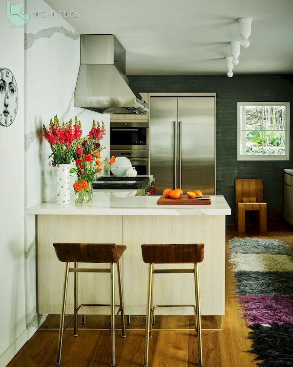 Cocina con una variada paleta de colores.