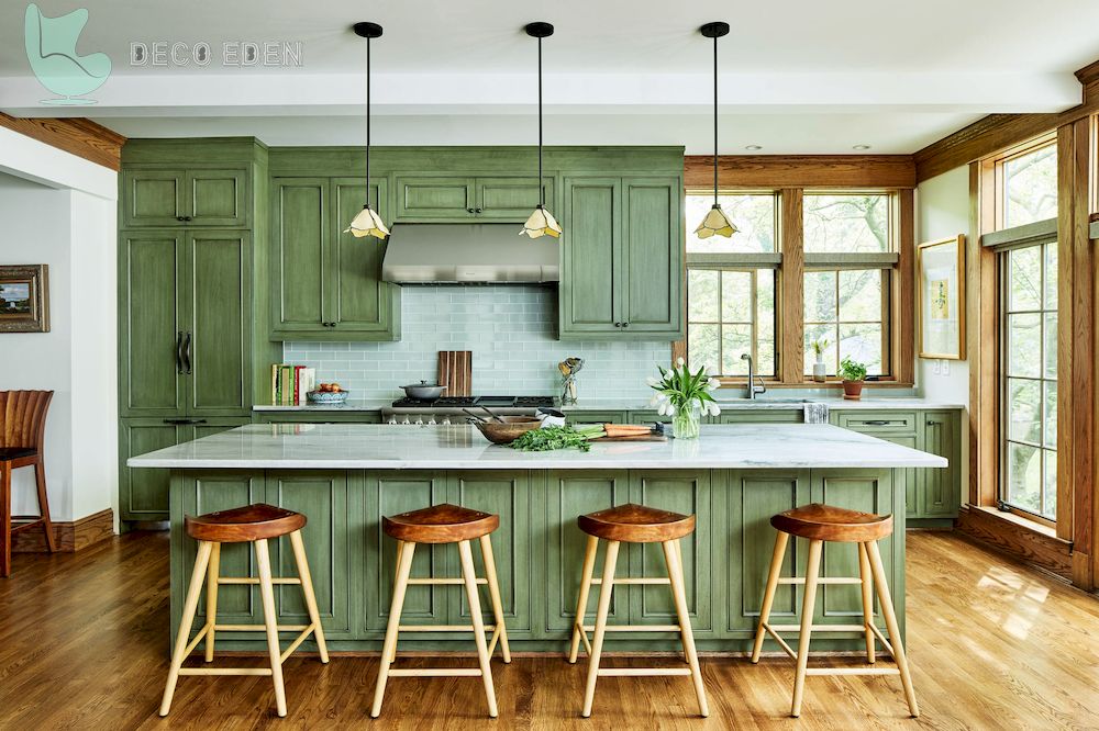 Cocina con gabinetes de madera reutilizados envejecidos