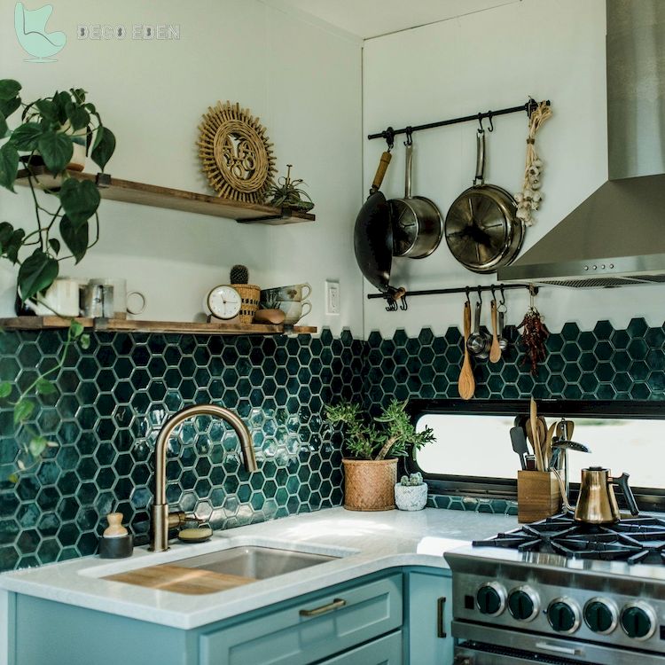 Cocina con elegante placa para salpicaduras de azulejos tipo panal