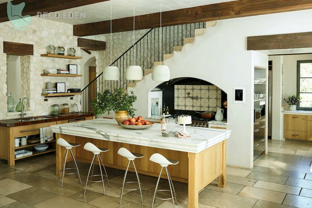 Gran cocina de campo francesa con paredes de piedra.