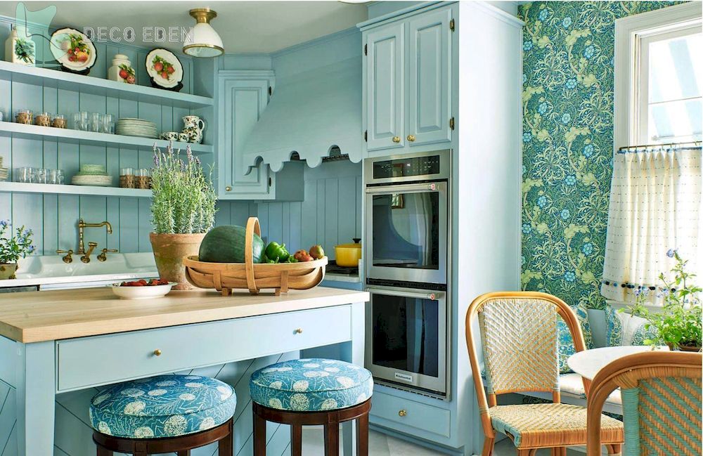 Isla de cocina azul claro que combina con la paleta de la habitación
