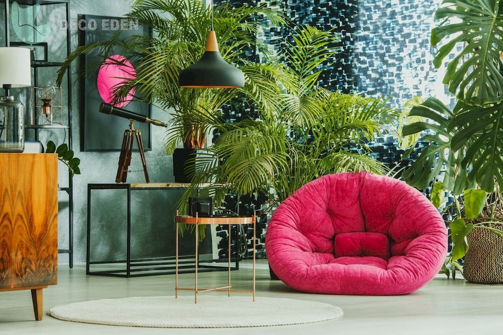 Sala de estar con un sillón de felpa rosa