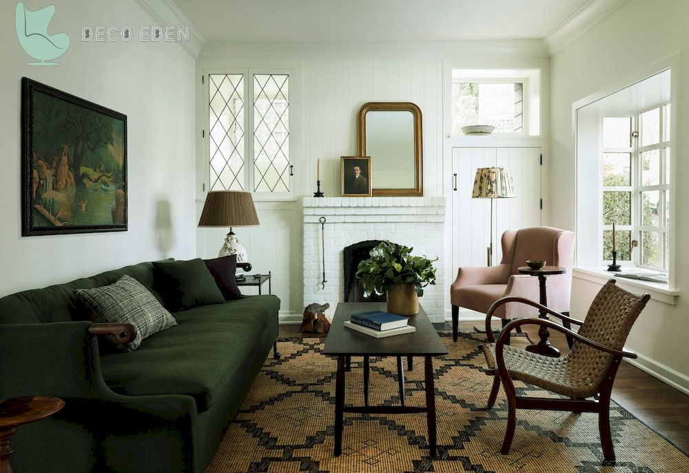 Sala de estar con paredes blancas y madera oscura