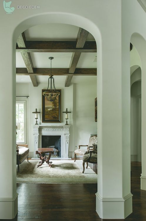 Salón con vigas de madera