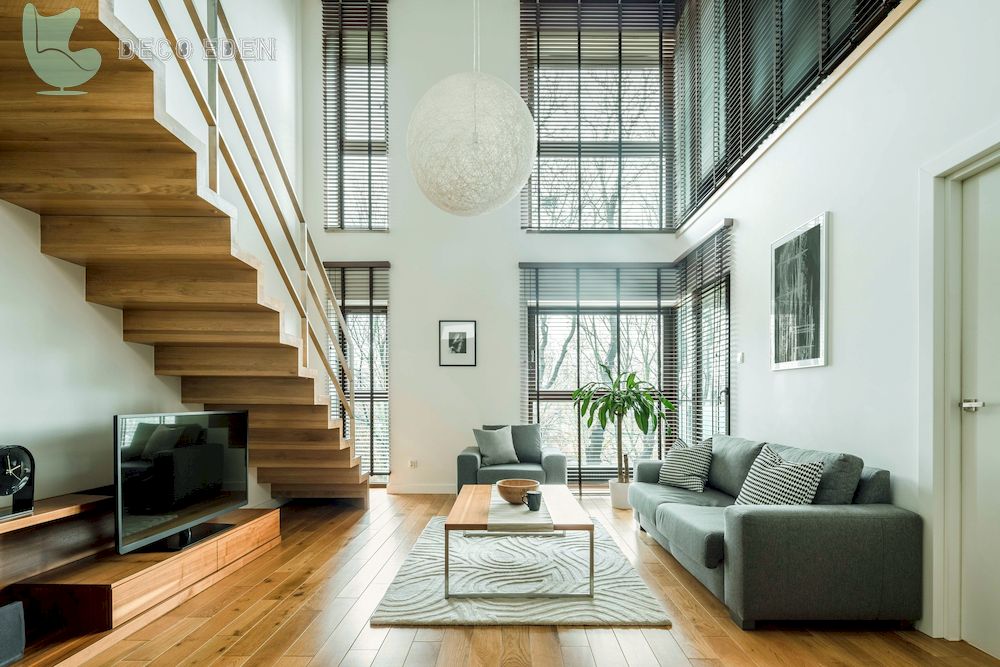 Salón con escaleras de madera