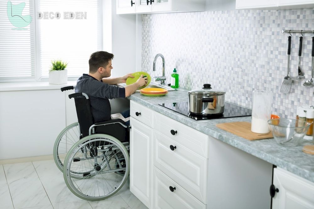 Hombre limpiando platos en la cocina