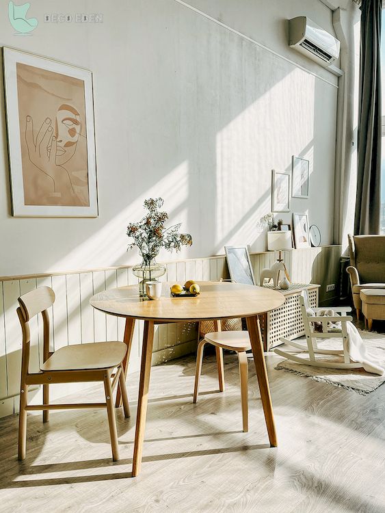 Comedor moderno de mediados de siglo en una habitación boho