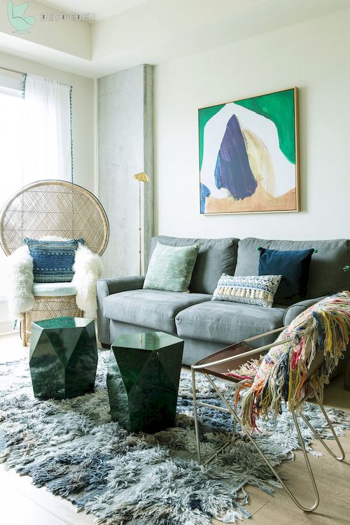 Sala de estar boho moderna con sillas extravagantes