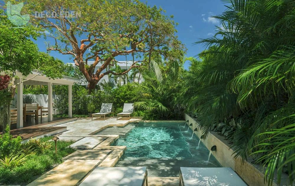 Piscina rodeada de plantas