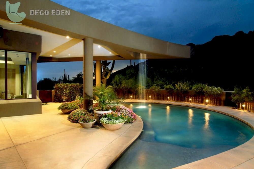 Piscina con cascada desde el techo de la casa