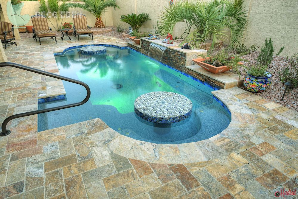 Piscina con plantas exóticas y luz verde