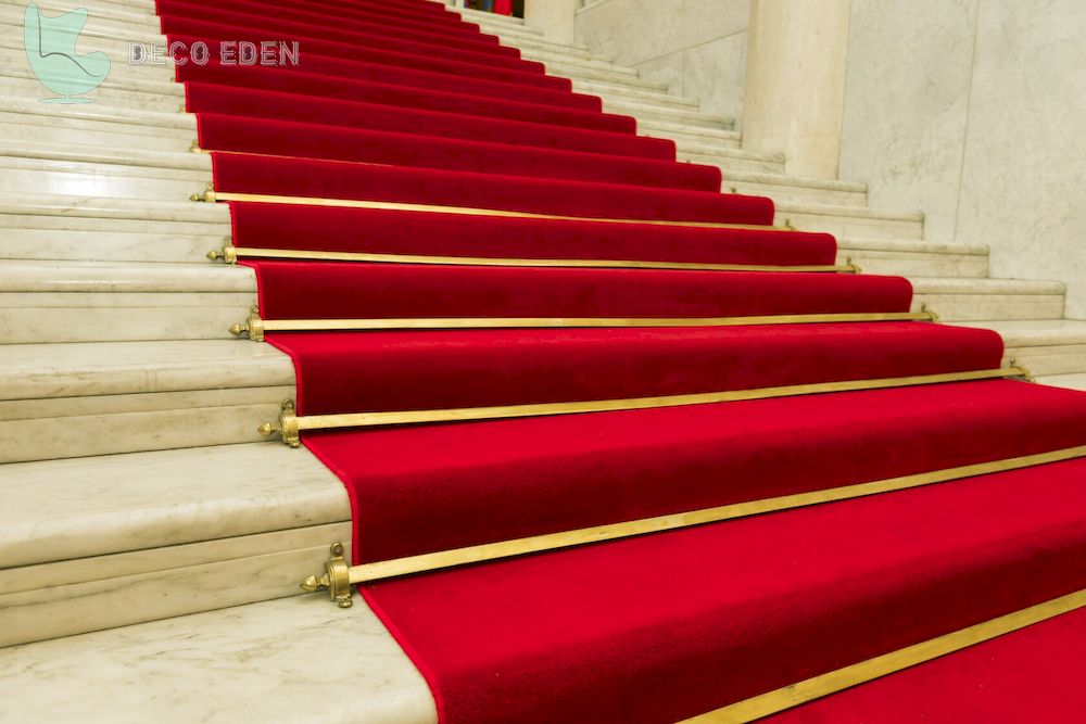 Alfombra roja en la escalera de mármol