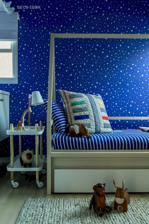 Habitación con paredes azules y estrellas.