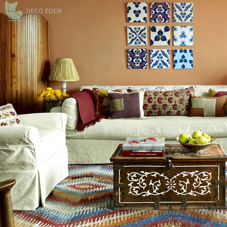 Habitación con alfombras y almohadas de colores