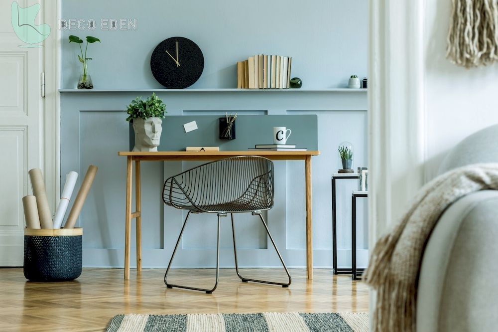 Interior de oficina en casa escandinava con escritorio de madera