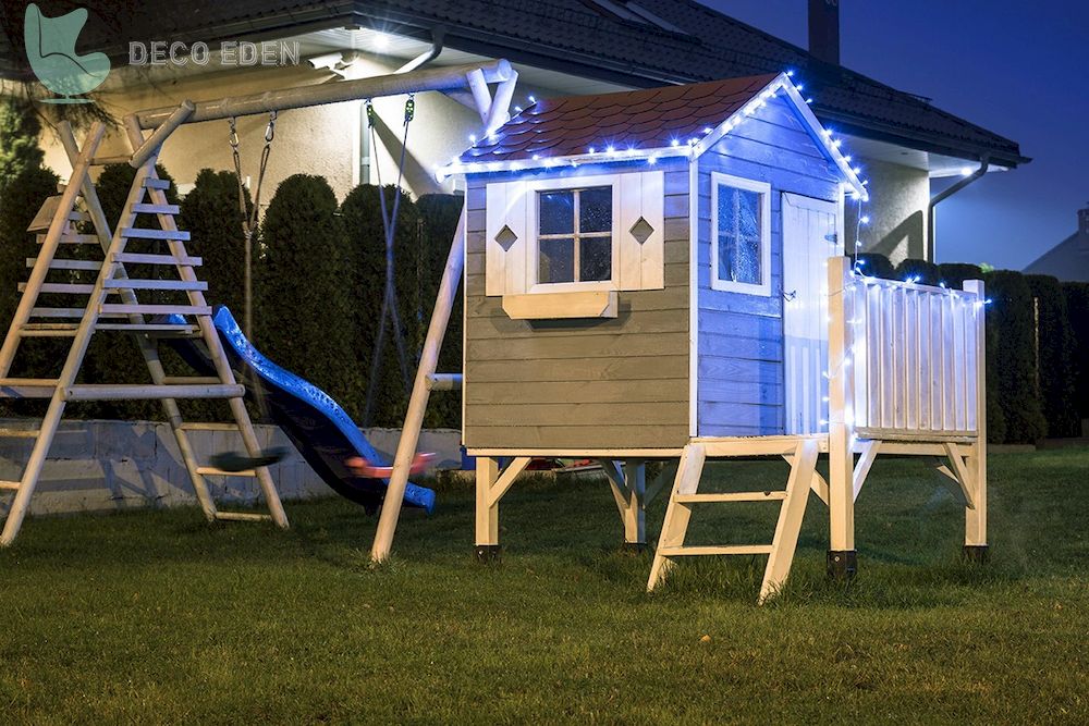 Pequeña casa de juegos en gris con luces