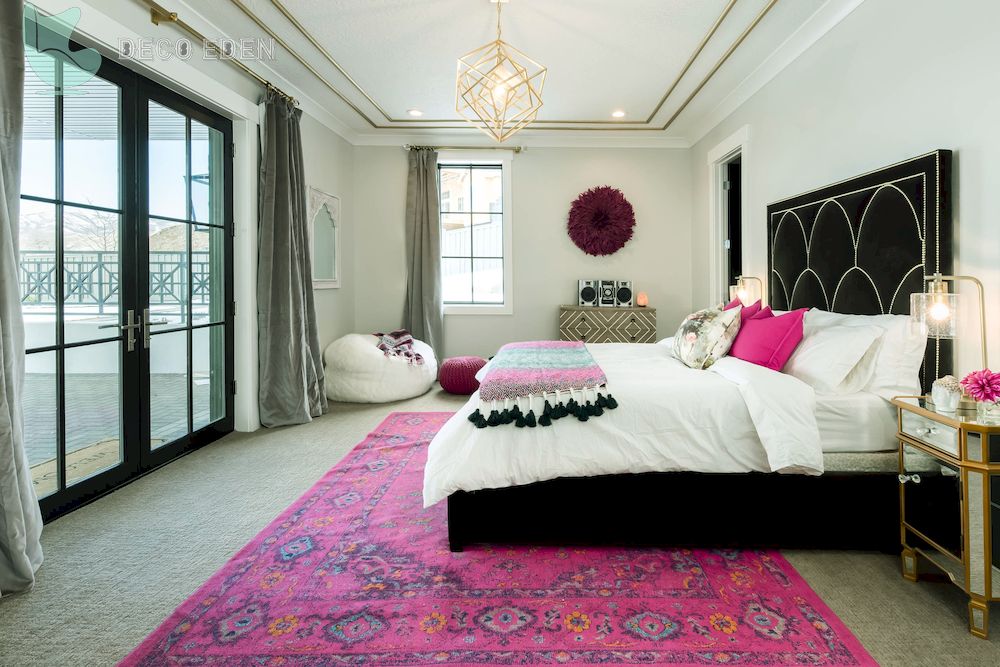 Dormitorio espacioso con colores magenta brillantes