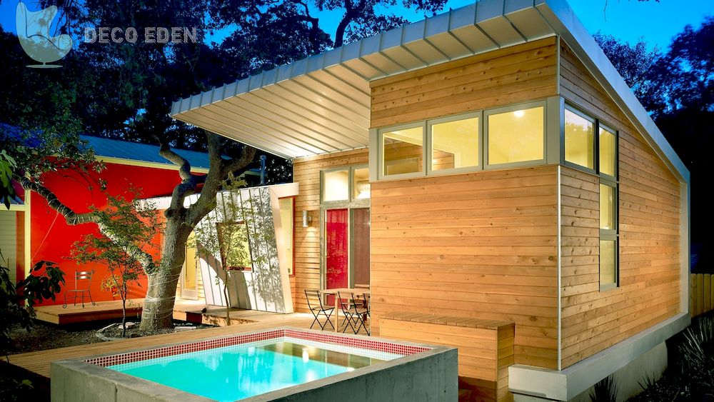 Piscina embaldosada al lado de una casa