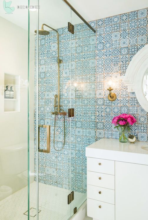 Cuarto de baño blanco con azulejos decorativos