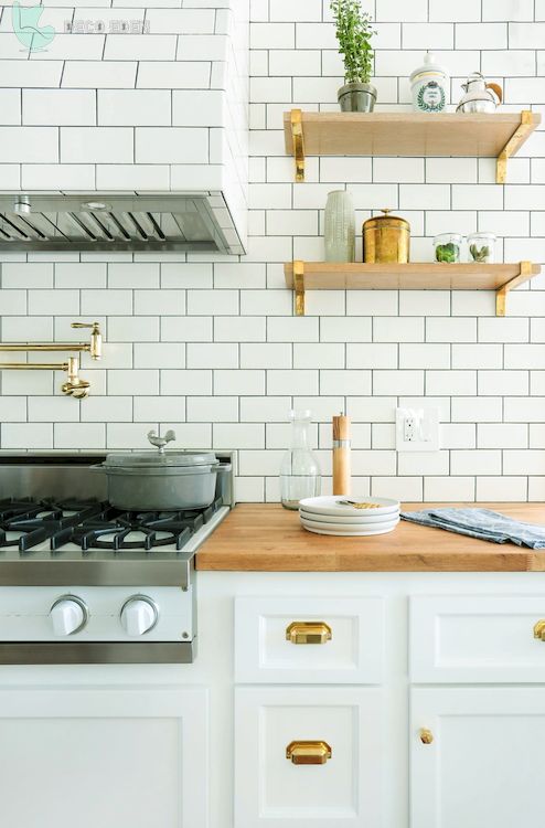 Cocina blanca contra azulejos blancos