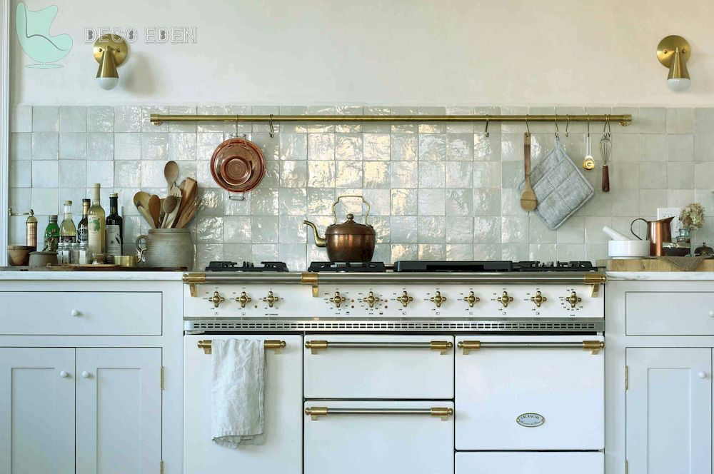 Cocina blanca con elegantes accesorios dorados