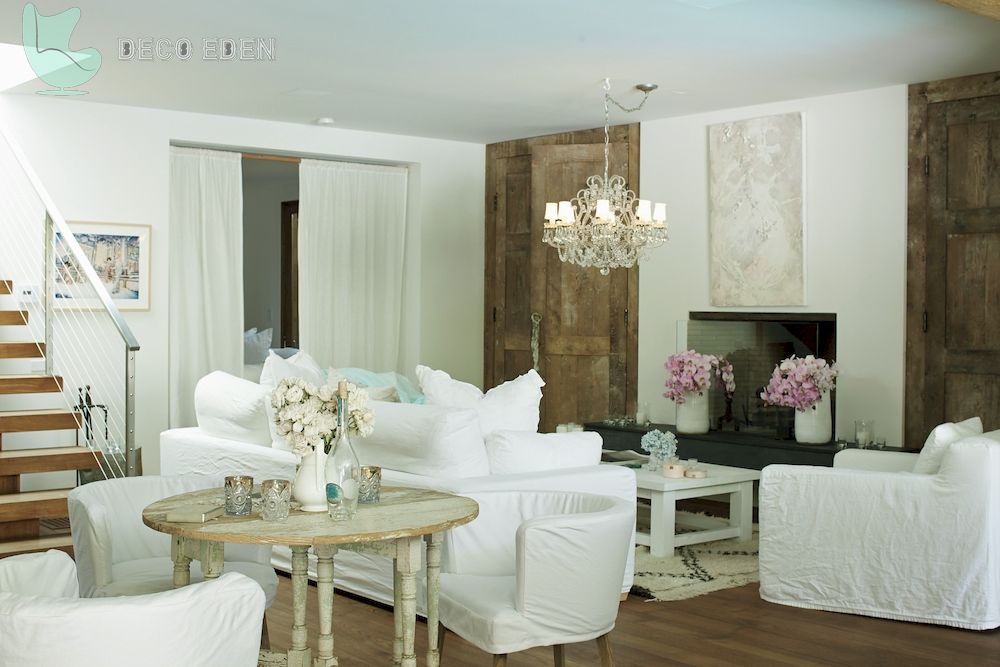 Espacio de salón blanco con muebles de lino blanco.