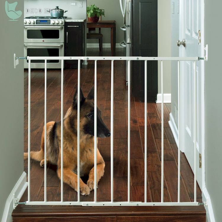 Puerta de mascotas de metal blanco para escaleras