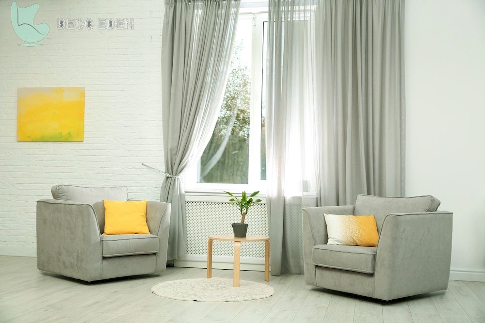 Cortinas de ventana en el elegante interior de la habitación